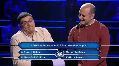 ¿Será Margarita Salas? Juan Manuel tiene un pálpito por 50.000 euros en ‘¿Quién quiere ser millonario?’ Acompañado de su amigo Miguel Ángel, el concursante duda si debe arriesgarse.