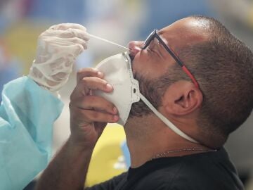 Fotografía de archivo de un hombre mientras se realiza una prueba para detectar la covid-19 en el megacentro en el Estadio Maracaná, en Río de Janeiro