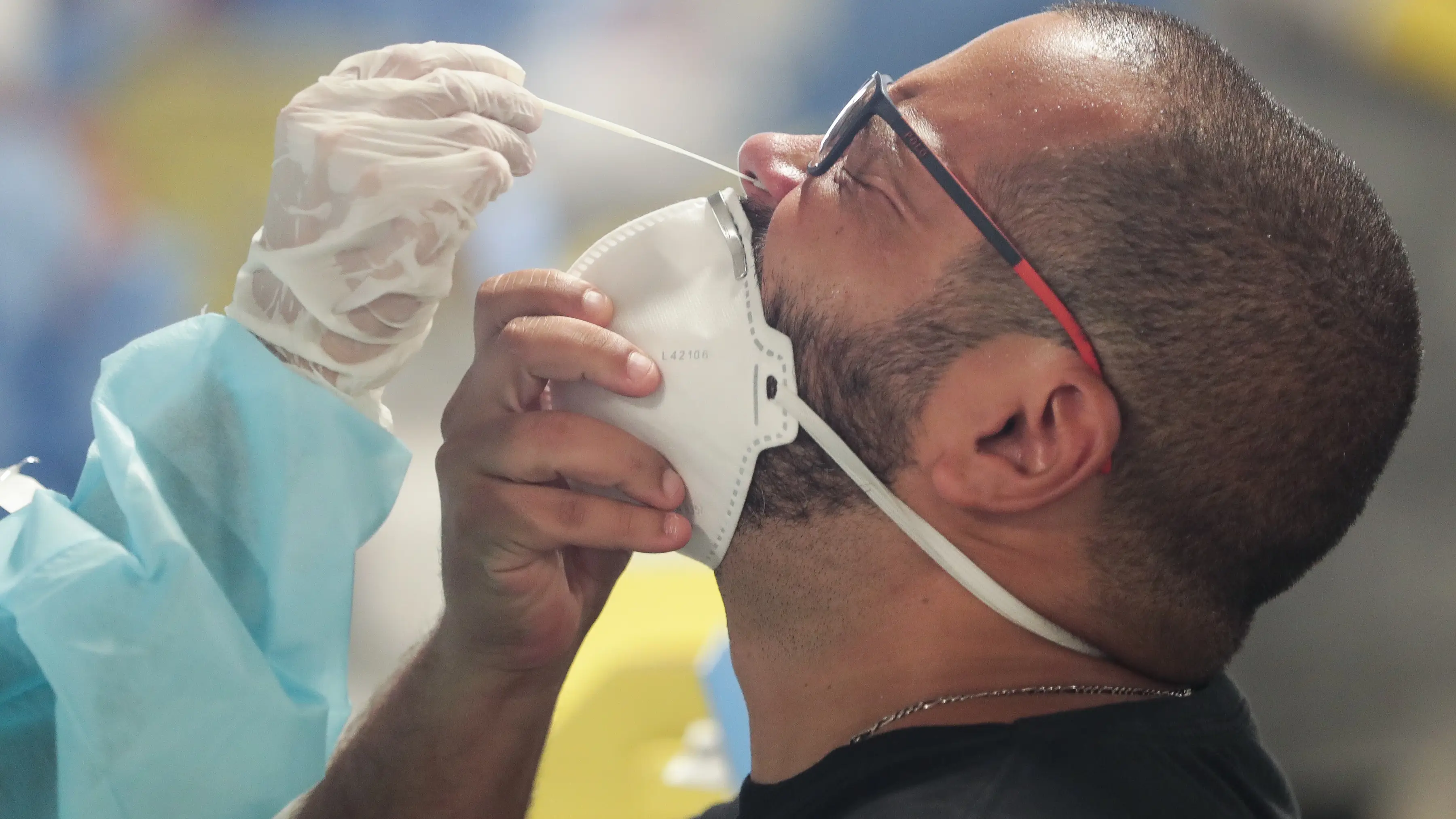 Fotografía de archivo de un hombre mientras se realiza una prueba para detectar la covid-19 en el megacentro en el Estadio Maracaná, en Río de Janeiro Fotografía de archivo de un hombre mientras se realiza una prueba para detectar la covid-19 en el megacentro en el Estadio Maracaná, en Río de Janeiro