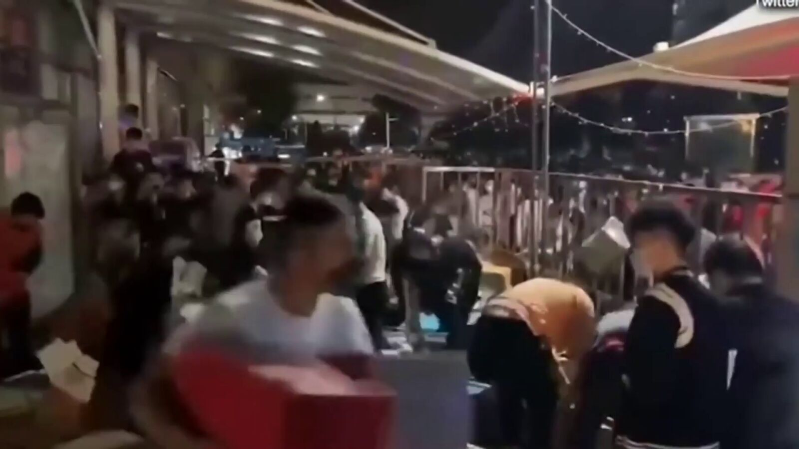 Las impresionantes imágenes de cientos de personas saqueando supermercados en Shanghái por temor al desabastecimiento