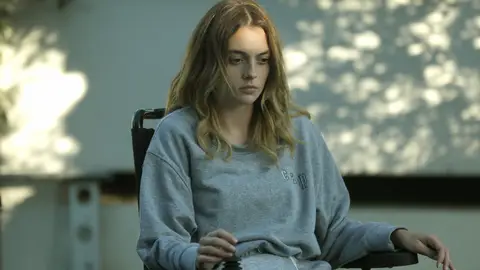 ¡Derin no puede caminar como consecuencia del accidente y Gönül cree que Asya es la culpable! Gönül no puede entender que su hermano Melih haya invitado a la boda a la doctora Asya.