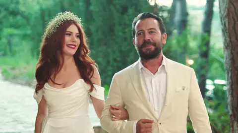 Bahar y Melih se dan "el sí, quiero" en una romántica boda El día más importante para Bahar y Melih ha llegado: ¡Se casan!