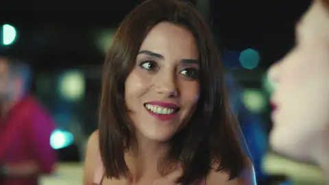 Asya sobrevive al accidente y comienza una nueva vida en Estambul con su hijo Ali Asya ha logrado sobrevivir al accidente y empieza una nueva vida lejos de Tekirdağ.
