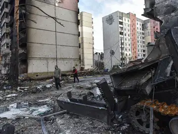 Varias personas caminan entre los escombros en una calle de Irpín en la región ucraniana de Kiev Varias personas caminan entre los escombros en una calle de Irpín en la región ucraniana de Kiev