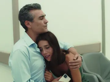 Asya y Volkan se derrumban al descubrir la realidad en la que Ali vive atrapado por culpa de sus compañeros de colegio Asya y Volkan se derrumban al descubrir la realidad en la que Ali vive atrapado por culpa de sus compañeros de colegio