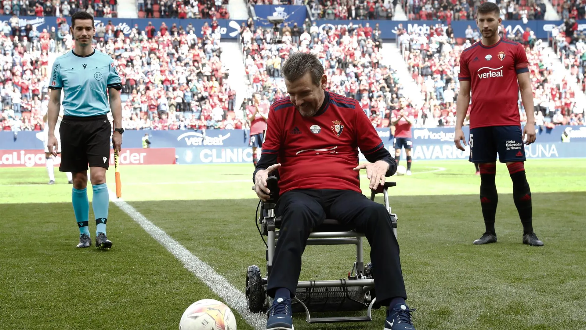 Juan Carlos Unzu&eacute; realiza el saque en el Osasuna - Alav&eacute;s