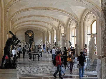 Día Mundial del Arte 2022: Turistas en el Museo del Louvre de París Día Mundial del Arte 2022: Turistas en el Museo del Louvre de París