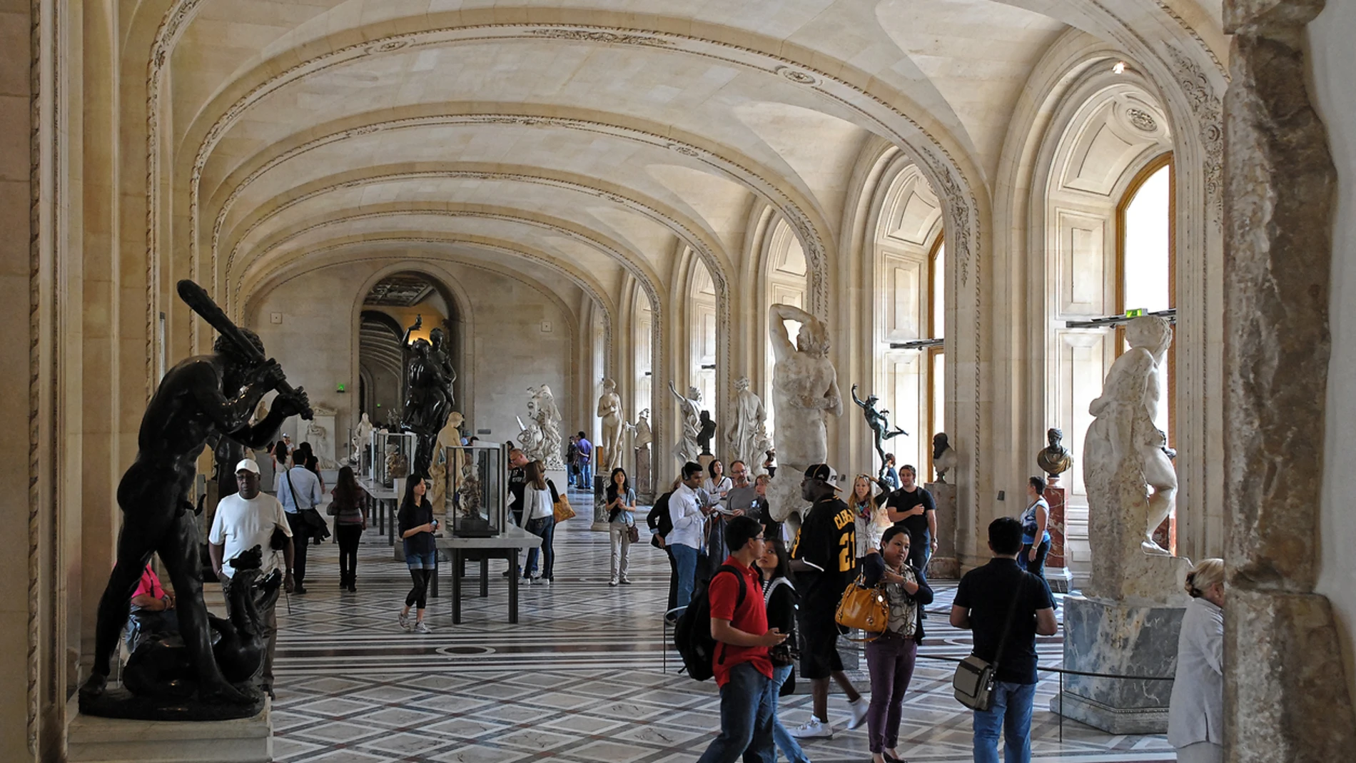 Día Mundial del Arte 2022: Turistas en el Museo del Louvre de París