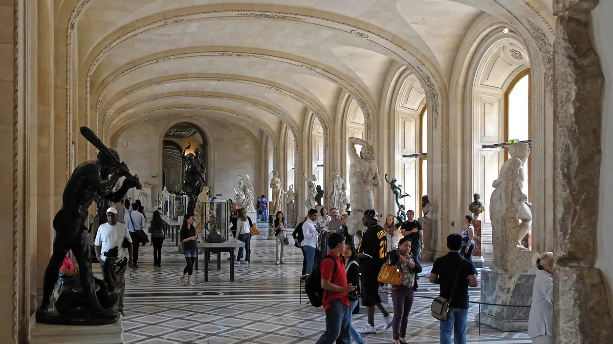 Día Mundial del Arte 2022: Turistas en el Museo del Louvre de París Día Mundial del Arte 2022: Turistas en el Museo del Louvre de París