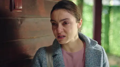 Gülben se arma de valor y se enfrenta al padre de Esat: “No voy a ser la víctima, seré una heroína” Gülben se arma de valor y se enfrenta al padre de Esat: “No voy a ser la víctima, seré una heroína”