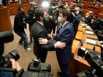 Juan García-Gallardo (Vox) saluda al presidente en funciones de la Junta de Castilla y León, Alfonso Fernández Mañueco. Juan García-Gallardo (Vox) saluda al presidente en funciones de la Junta de Castilla y León, Alfonso Fernández Mañueco.