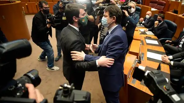 Juan Garc&iacute;a-Gallardo (Vox) saluda al presidente en funciones de la Junta de Castilla y Le&oacute;n, Alfonso Fern&aacute;ndez Ma&ntilde;ueco.