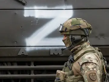 Imagen de un soldado ruso al lado de la letra Z, símbolo de Rusia en la invasión de Ucrania Imagen de un soldado ruso al lado de la letra Z, símbolo de Rusia en la invasión de Ucrania