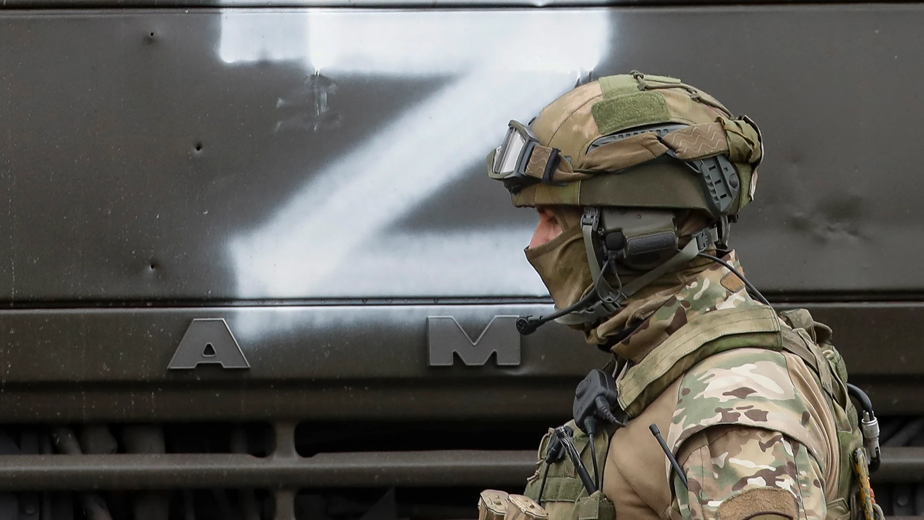 Imagen de un soldado ruso al lado de la letra Z, símbolo de Rusia en la invasión de Ucrania