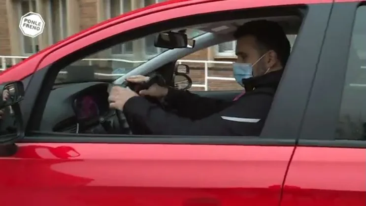 David vuelve a conducir tras sufrir un accidente David vuelve a conducir tras sufrir un accidente