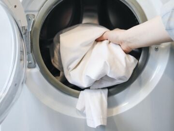Poner ropa en la lavadora