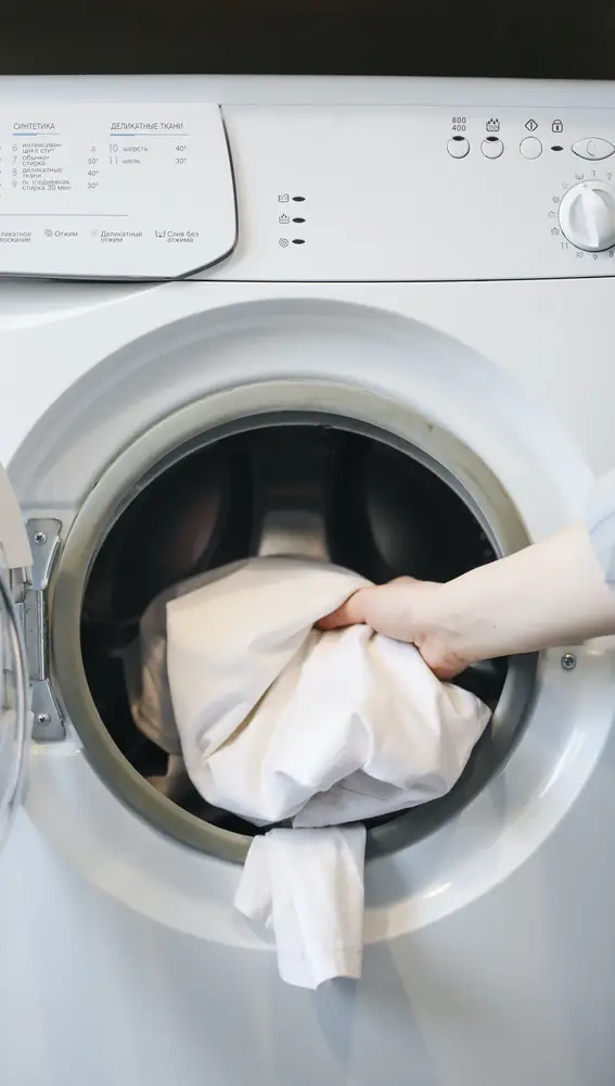 Poner ropa en la lavadora