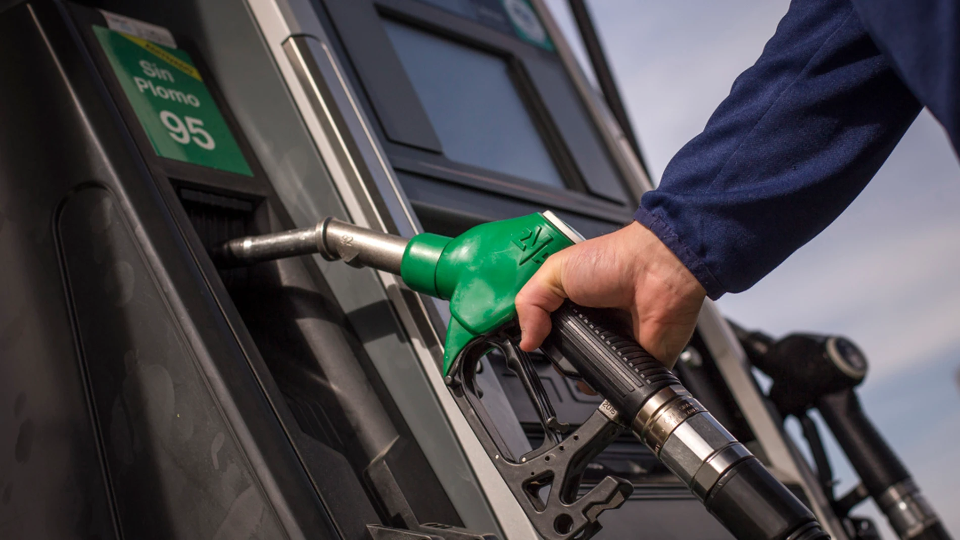 máximo frecuentemente A tiempo El precio de los combustibles se come la bonificación y llenar el depósito  de gasolina se hace cuesta arriba