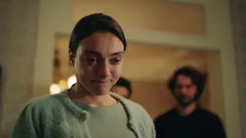 Esta noche en 'Inocentes': Los Derenoğlu se alegran de la esperada e inminente boda entre Gülben y Esat Inocentes