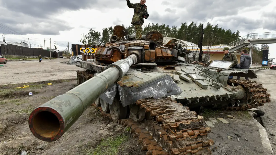 Un hombre sobre un tanque Un hombre sobre un tanque