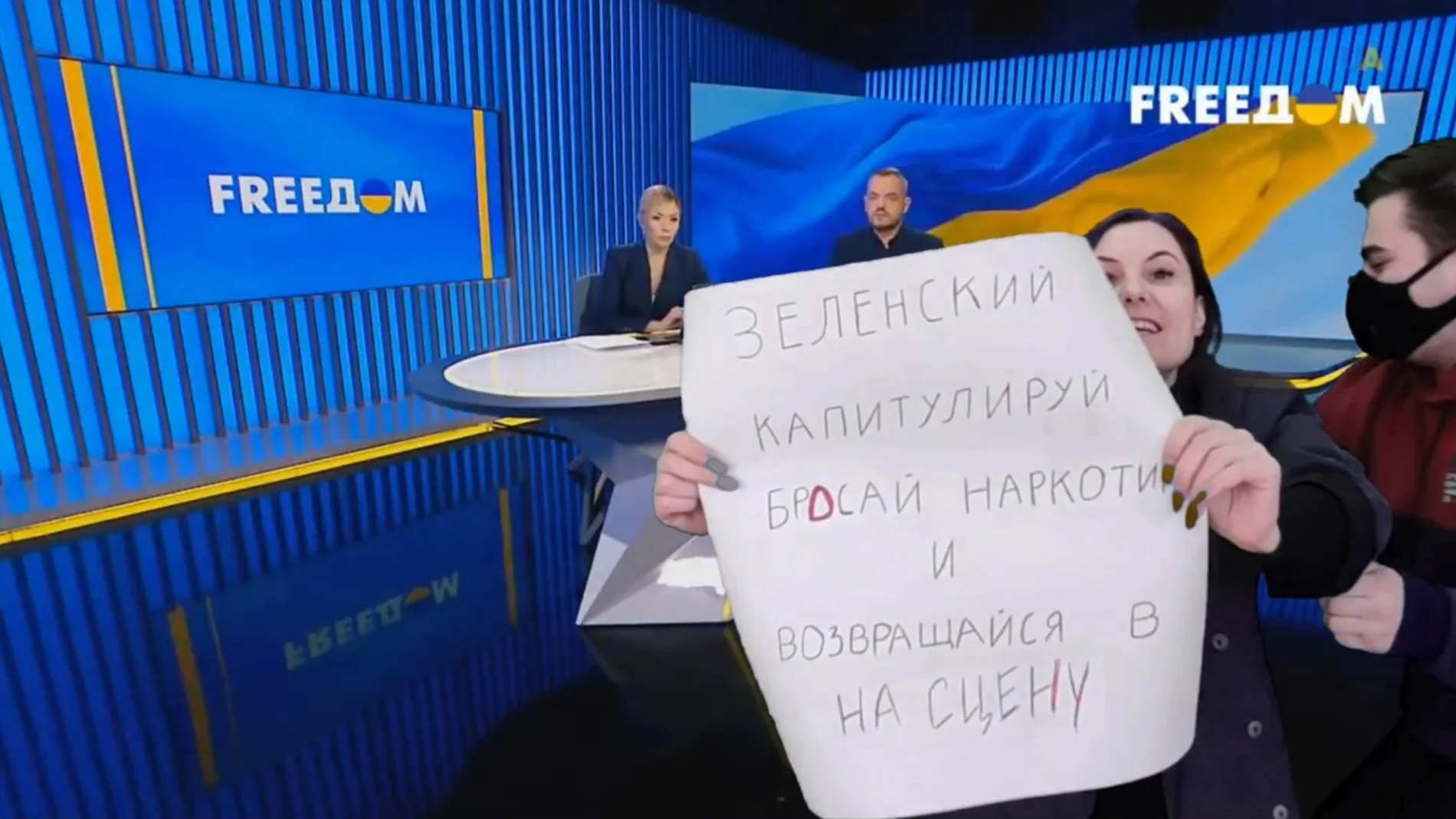  La protesta fake de una falsa periodista ucraniana durante un informativo en televisión