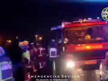 Una herida al caer con el coche por un desnivel de ocho metros tras una colisión en Sevilla