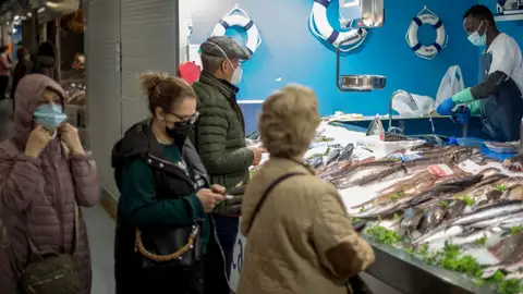 Muchas empresas mantendrán la obligacióon de la mascarilla en el trabajo a pesar del decreto del Gobierno Muchas empresas mantendrán la obligacióon de la mascarilla en el trabajo a pesar del decreto del Gobierno