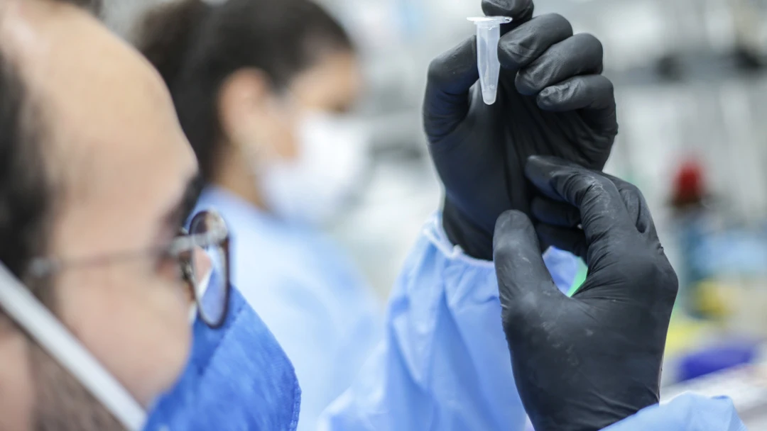 El investigador de un laboratorio observa una muestra. El investigador de un laboratorio observa una muestra.