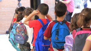 Un grupo de ni&ntilde;os entrando en el colegio