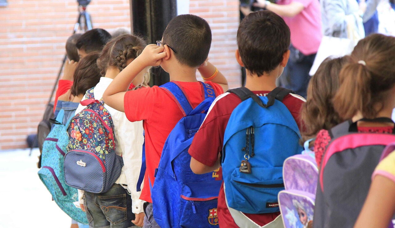 Un grupo de ni&ntilde;os entrando en el colegio