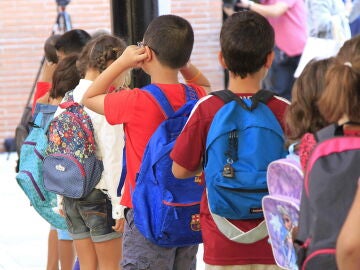 Un grupo de niños entrando en el colegio