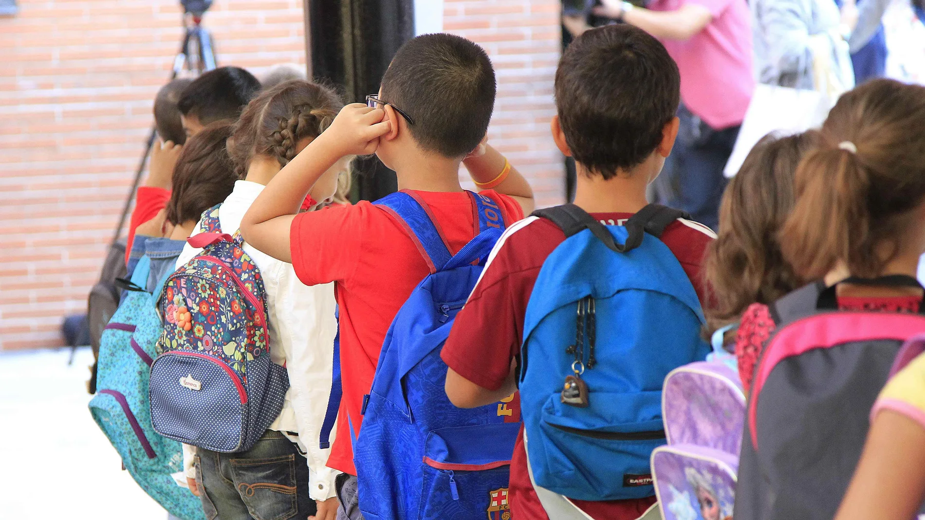 Un grupo de niños entrando en el colegio