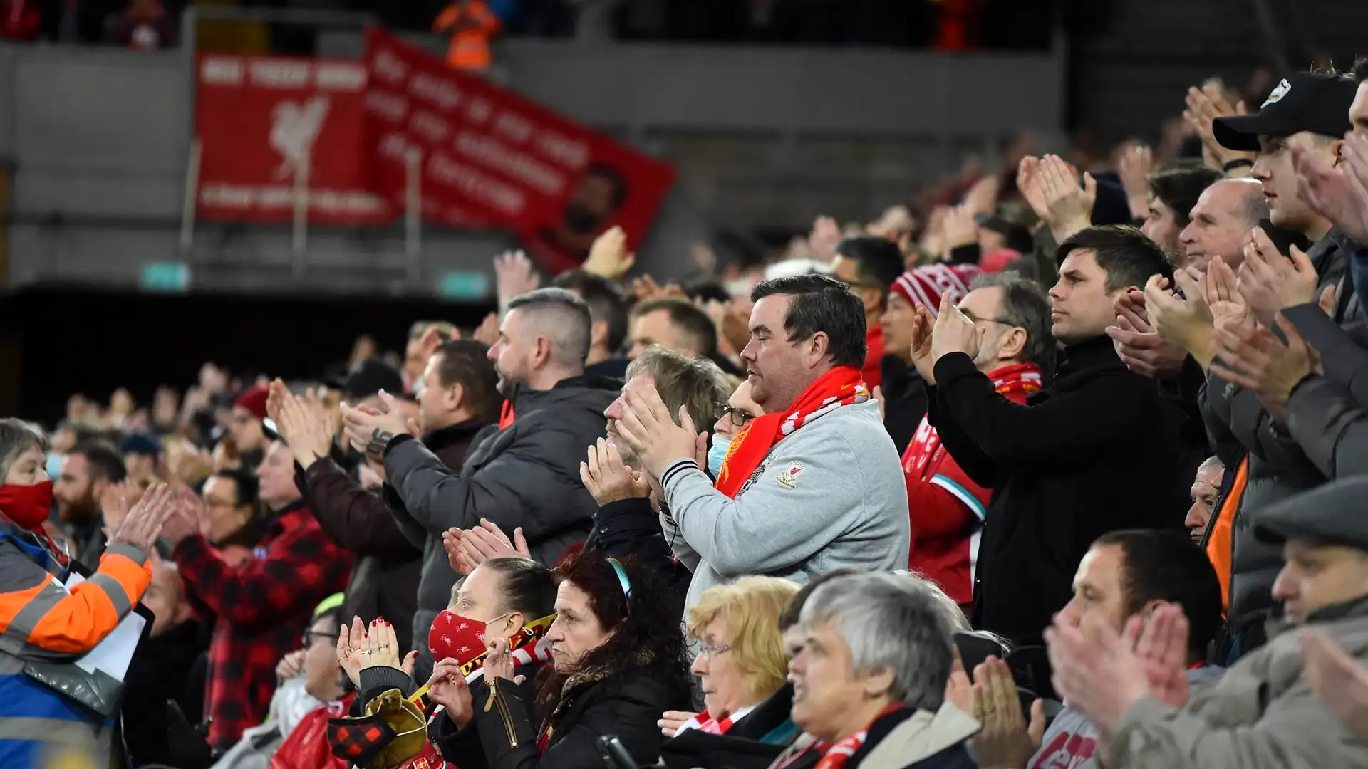 Emotivo homenaje en Anfield a Cristiano Ronaldo por el fallecimiento de uno de sus mellizos Emotivo homenaje en Anfield a Cristiano Ronaldo por el fallecimiento de uno de sus mellizos