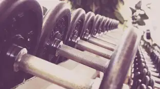 Pesas en un gimnasio Pesas en un gimnasio