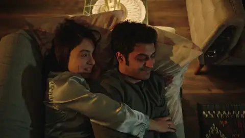 Gülben consigue superar sus miedos y da un importante paso adelante en su relación con Esat: ¿Me haces un hueco a tu lado? Gülben consigue superar sus miedos y da un importante paso adelante en su relación con Esat: ¿Me haces un hueco a tu lado?