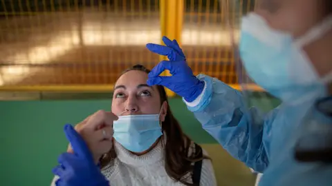 Imagen de archivo de una persona realizándose una prueba PCR Imagen de archivo de una persona realizándose una prueba PCR