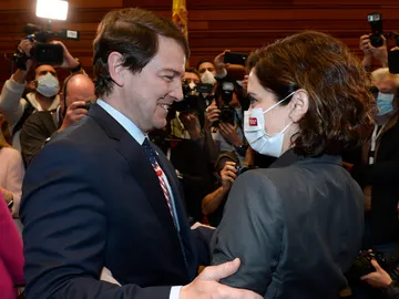 La presidenta de la Comunidad de Madrid, Isabel Díaz Ayuso, felicita al presidente de la Junta de Castilla y León, Alfonso Fernández Mañueco La presidenta de la Comunidad de Madrid, Isabel Díaz Ayuso, felicita al presidente de la Junta de Castilla y León, Alfonso Fernández Mañueco