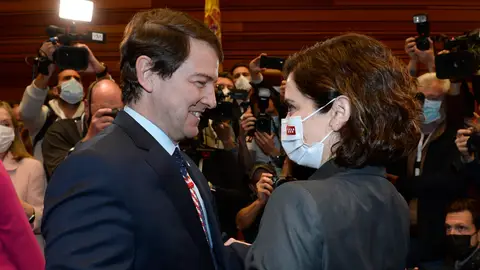 La presidenta de la Comunidad de Madrid, Isabel Díaz Ayuso, felicita al presidente de la Junta de Castilla y León, Alfonso Fernández Mañueco La presidenta de la Comunidad de Madrid, Isabel Díaz Ayuso, felicita al presidente de la Junta de Castilla y León, Alfonso Fernández Mañueco