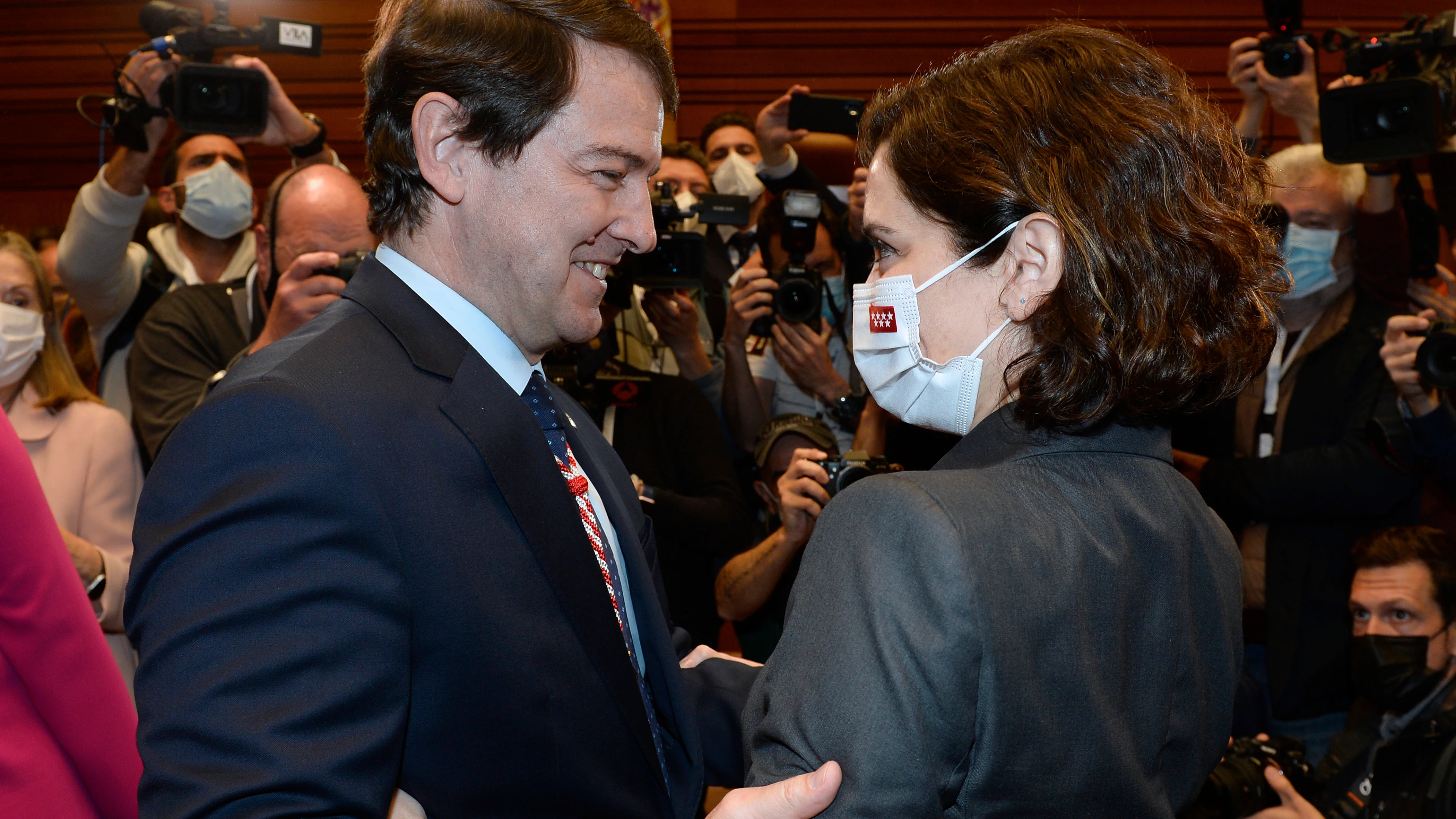 La presidenta de la Comunidad de Madrid, Isabel Díaz Ayuso, felicita al presidente de la Junta de Castilla y León, Alfonso Fernández Mañueco La presidenta de la Comunidad de Madrid, Isabel Díaz Ayuso, felicita al presidente de la Junta de Castilla y León, Alfonso Fernández Mañueco