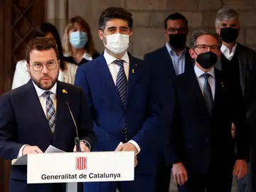 El presidente de la Generalitat, Pere Aragonès, acompañado por los miembros de su gabinete