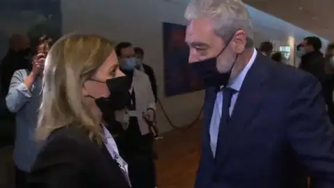 La periodista Andrea Ropero y Miguel Ángel Rodríguez La periodista Andrea Ropero y Miguel Ángel Rodríguez