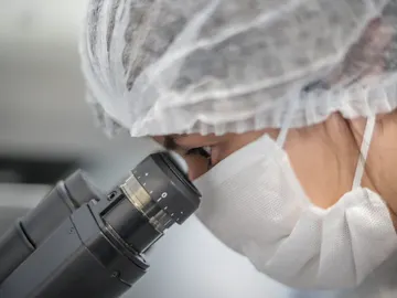 Una científica trabajando en un laboratorio Una científica trabajando en un laboratorio
