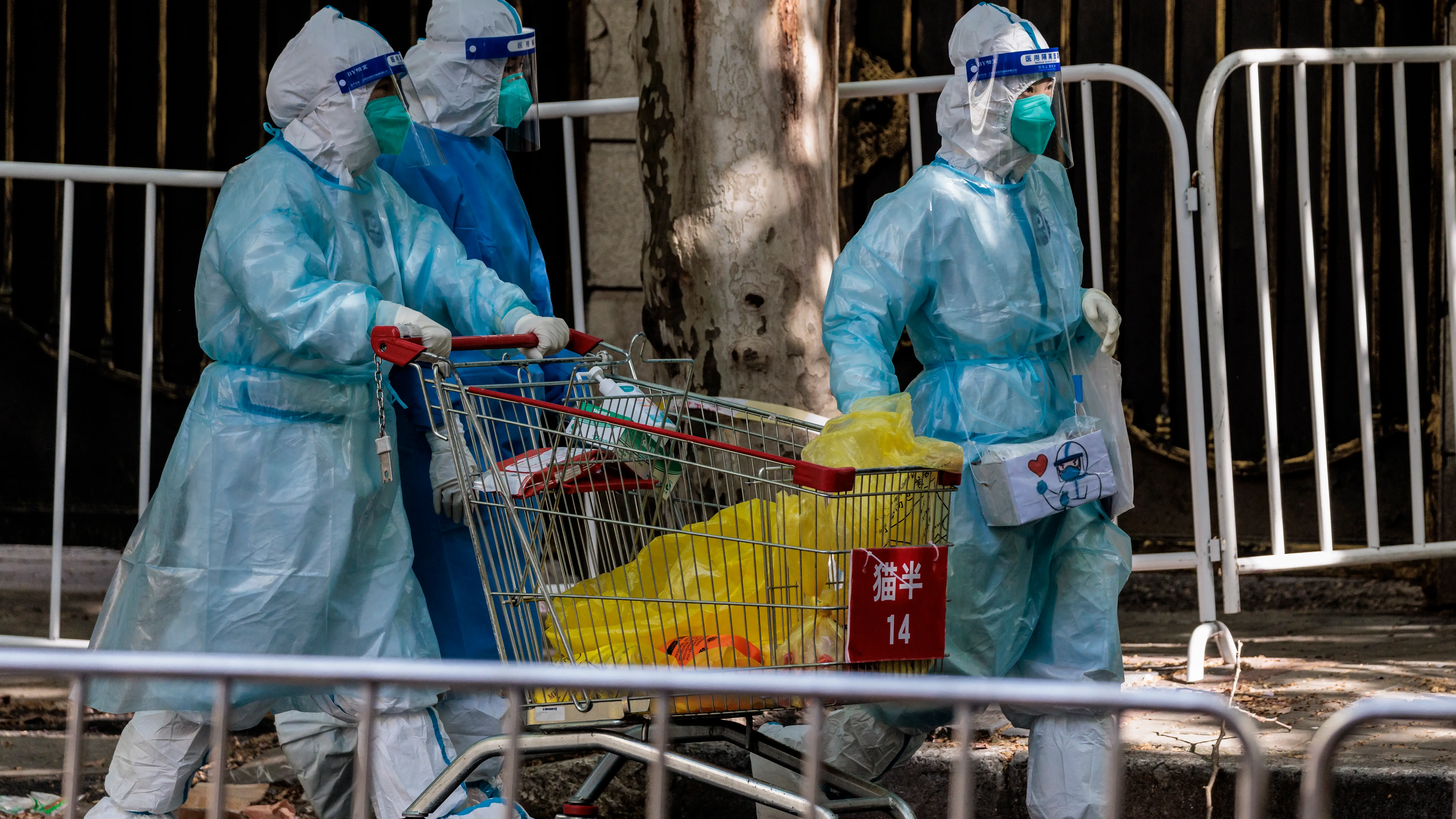 El estricto confinamiento en Shanghái aviva las protestas con la Policía por la falta de comida y los suicidios El estricto confinamiento en Shanghái aviva las protestas con la Policía por la falta de comida y los suicidios