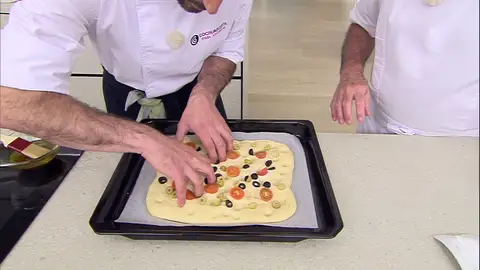 Presiona la masa con los dedos Presiona la masa con los dedos