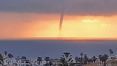 El temporal provoca una manga marina de grandes dimensiones en la costa de Torrevieja