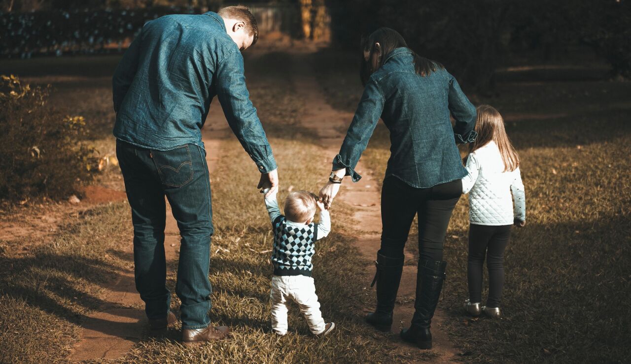 Familia con sus hijos paseando