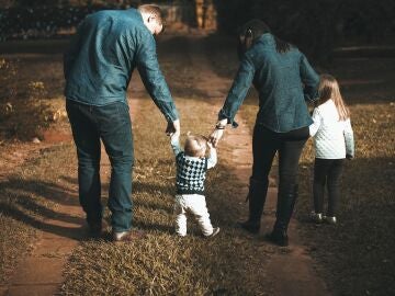Familia con sus hijos paseando