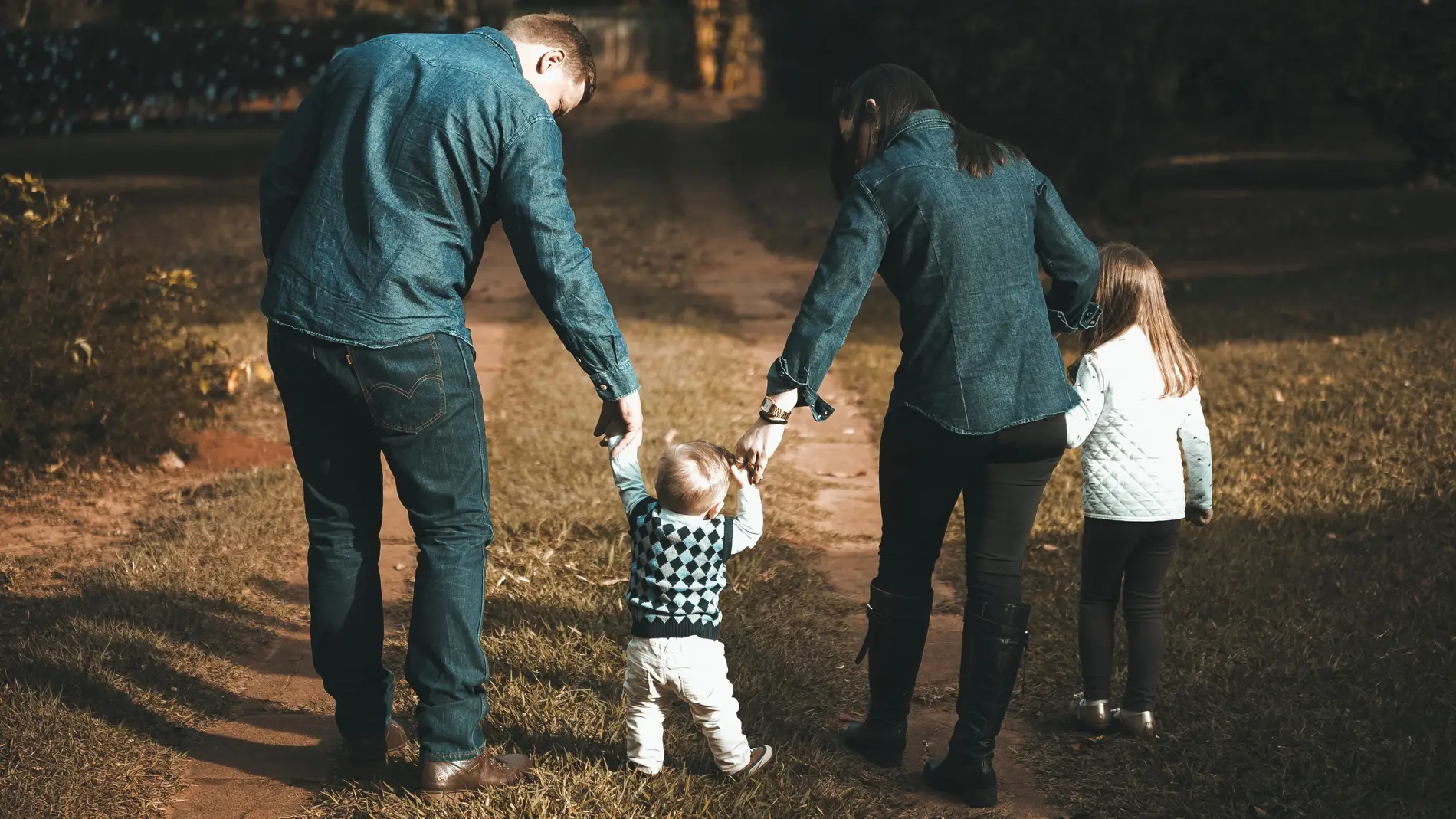 Familia con sus hijos paseando