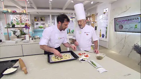 Distribuye las aceitunas o los ingredientes que quieras Distribuye las aceitunas o los ingredientes que quieras