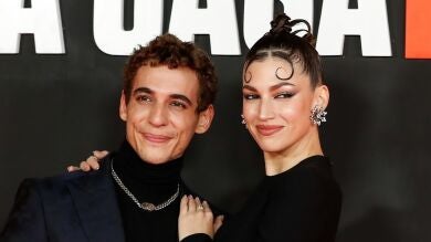 Miguel Herrán rescata de las ruinas quemadas de su casa un recuerdo de 'La Casa de Papel' y Úrsula Corberó responde 